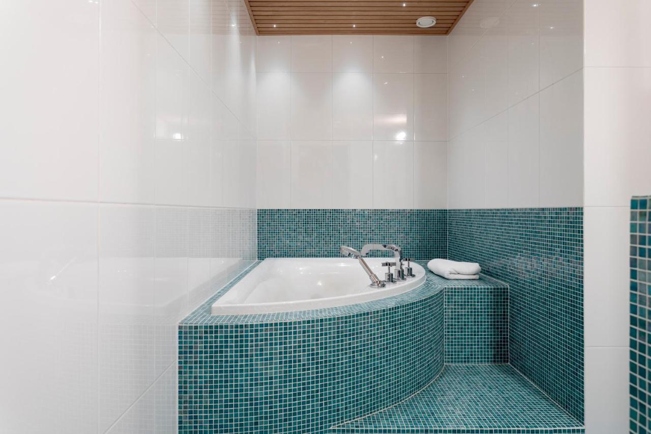 2Ndhomes Luxury Kamppi Center Apartment With Spa And Terrace Helsinki Bagian luar foto